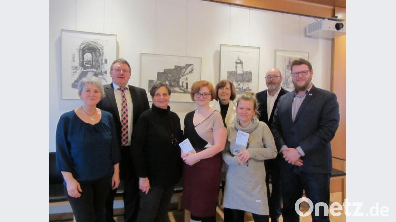 Adolfine Nitschke, Bürgermeister Hans-Martin Schertl, Dorothee Schulze Zumhülsen, Vlasta Hrabětová, Hana Kristová,Zdeňka Kučerová, Zdeňka Kučerová, Übersetzer Jiří Franc und David Vereš (von links) bereiten alles vor für das deutsch-tschechische Künstlersymposium im Juni in Vilseck. Bild: aks