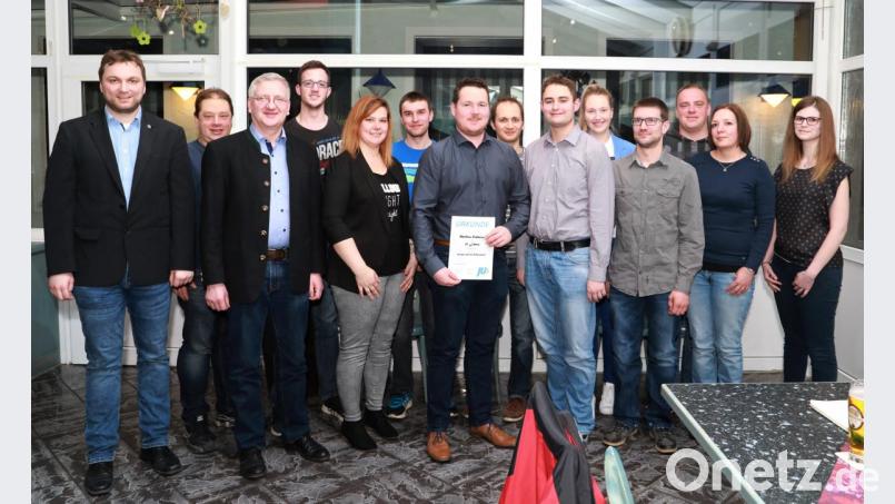 Für 15-jährige Mitgliedschaft zeichnete die Junge Union Markus Fütterer (sieber von links) aus. Auf dem Bild der JU-Vorstand mit Vorsitzendem Matthias Fütterer (sechster von rechts) sowie CSU-Ortsvorsitzender Johannes Reger (dritter von links) und JU-Kreisvorstandsmitglied Markus Schreyer aus Kemnath (links). Bild: njn
