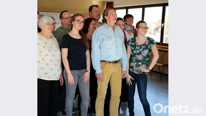 In der Gruppe durfte jeder einmal ganz vorne die &quot;Rampensau&quot; sein. Für MTT-Vorsitzenden Florian Winklmüller (2 v. re.) war&#039;s natürlich eine leichte Übung, er hat viele Hauptrollen auf der Bühne hinter sich. Bild: ubb