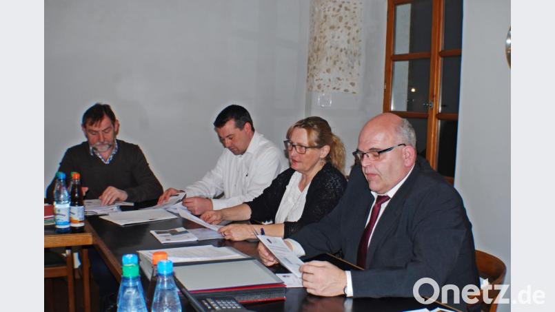 Ursula Stingl, die Leiterin der Gäste-Information, legte ihren Jahresbericht dem Neualbenreuther Marktgemeinderat vor. Mit im Bild Bürgermeister Klaus Meyer (rechts), Zweiter Bürgermeister Christian Hebert (Zweiter von links) und Arthur Sommer. Bild: enz