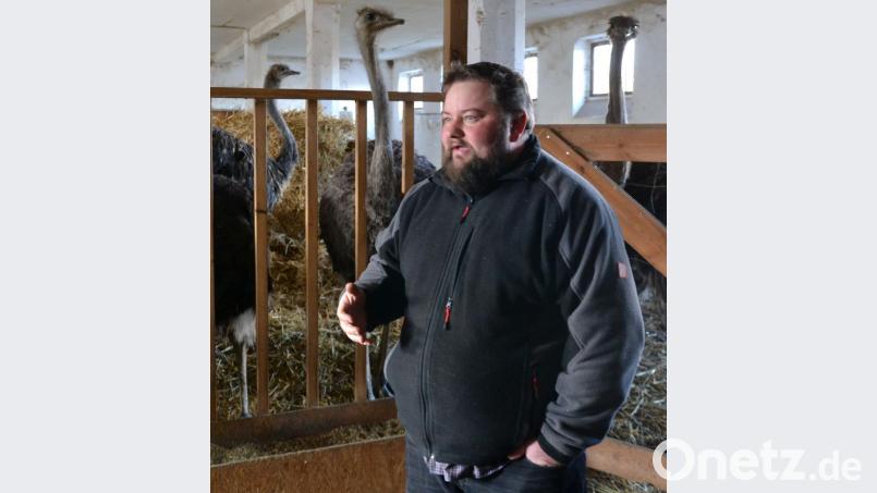 Matthias Frank informierte die Gäste inmitten seiner Tiere über die sozialen Projekte des Hofs. Bild: pfaa