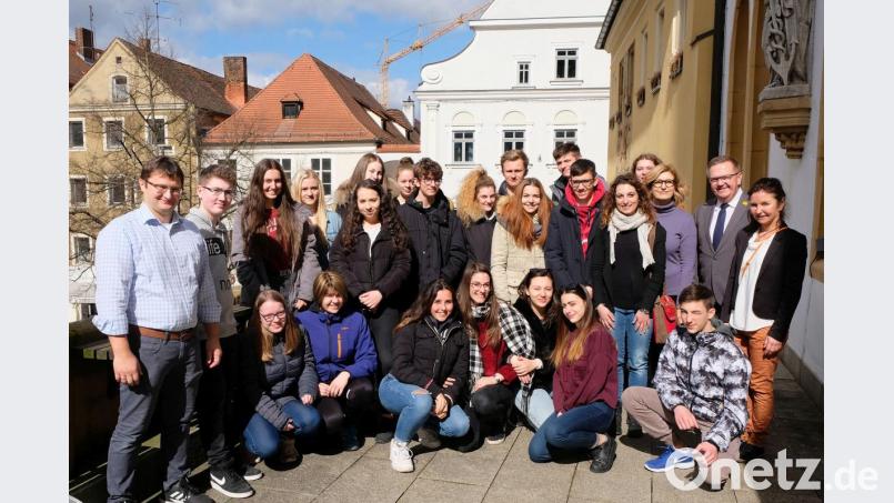 Die Sonne scheint für die italienischen Gäste und ihre Gastgeber: mit Brigitte Conchedda, Bürgermeister Martin Preuß, Paola De Santi, Manuela Giudotti (stehend von rechts) und Josef Prüfling (links). Bild: Sibylle Sandner/exb