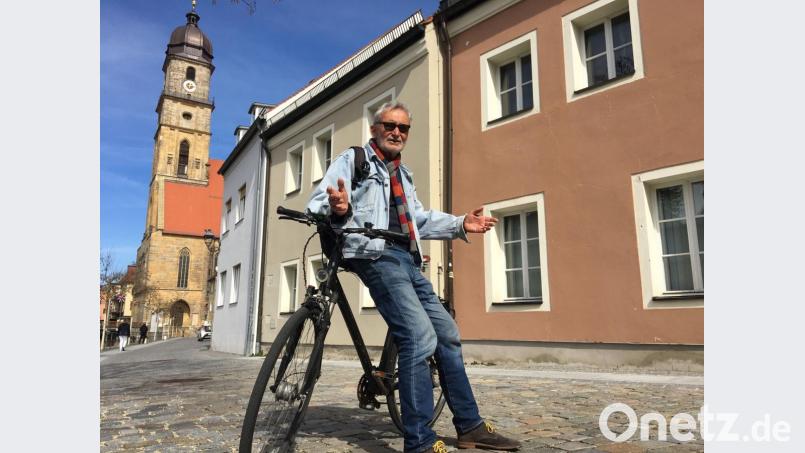 Achim Hüttner, Vorsitzender der IG menschengerechte Stadt, ist begeistert vom Ambiente in der Schiffgasse. Im Mai soll hier das Projekt "Kunst am Fluss - Vilskiosk" eröffnen. Bild: upl