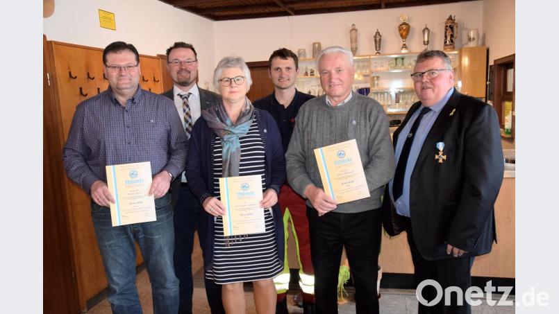 Bei der Jahresversammlung wurden langjährige Mitglieder geehrt (vorne, von links): Helmut Braun, Bürgermeister Florian Junkes, Doris Koller-Dockter, Benjamin Wood von der Ersthelfergruppe Hirschwald, Johann Viehauser und Vorsitzender Richard Jobst. Bild: bö