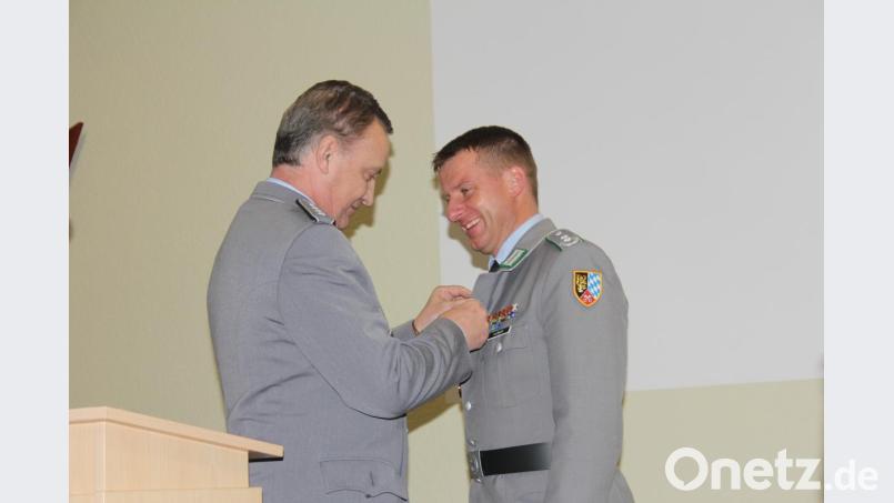Hauptmann Ehrenberger vom Deutschen Bundeswehrverband zeichnete Oberstleutnant Christoph Huber für seine Verdienste um den Bundeswehrverband mit der „Silbernen Ehrennadel“ des Verbandes aus. Bild: frd