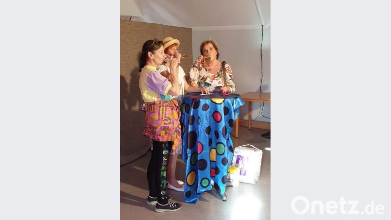 An Gesprächsthemen, bei denen vor allem die Männer schlecht wegkamen, fehlte es den gestressten Hausfrauen nicht nach ihrem Großeinkauf V. l.: Renate Biehler (Mariechen), Kerstin Ackermann (Susanne) und Uschi Kederer (Johanna). Bild: u