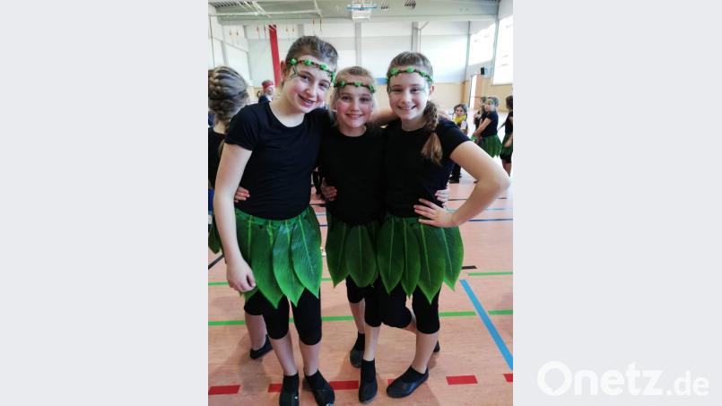 Drei Dancing Stars in ihren Kostümen. Bild: sne