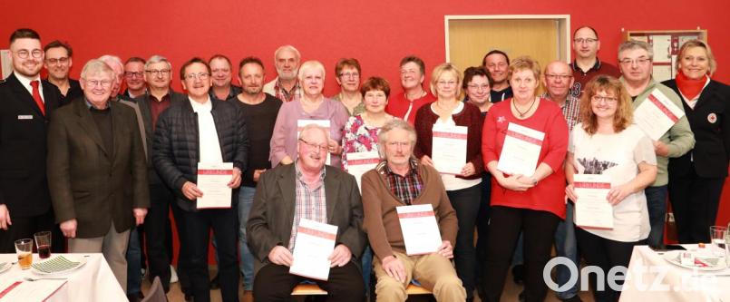 Strahlende Gesichter bei der Ehrung der treuen Blutspender. Mit auf dem Bild BRK-Bereitschaftsleiter Sven Lehner (links), die stellvertretende BRK-Kreisvorsitzende Eva von Podewils (rechts) und Bürgermeister Hans Donko (Siebter von links) sowie Krummennaabs zweiter Bürgermeister Reinhard Naber (dritter von links). Bild: njn
