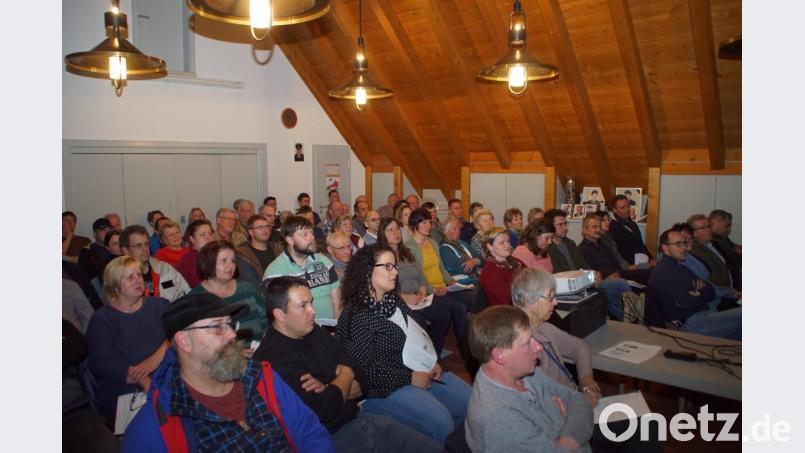 Die geplante "Dorferneuerung" sorgte bei der Bürgerversammlung im Feuerwehrhaus für grosses Interesse. Bild: mmj