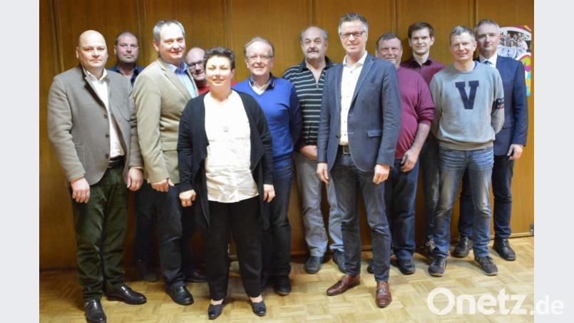 Die Massenrichter CSU wählt einen neuen Ortsvorstand (von links): Michael Fellner, Martin Fellner, Ortsvorsitzender Josef Luber, Dieter Kohl, Gisela Luber, CSU-Fraktionsvorsitzender Hans-Jürgen Schönberger, Herbert Rauch, Bürgermeister Hermann Falk, Hermann Schiffl, Florian Wisneth, Martin Rumpler und CSU-Kreisvorsitzender Harald Schwartz. Bild: u
