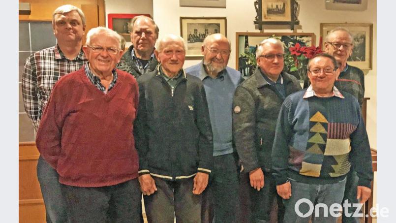 Die Vorstandschaft des Wernberg-Köblitzer Gesangsvereins setzt sich aus Hermann Zenger, August Hausknecht, Karl-Heinz Rupprecht, Friedrich Gietl, Martin Smiltniek, Helmut Rubenbauer, Michael Fiedler und Gerhard Scheuerer (von links) zusammen. Bild: twi