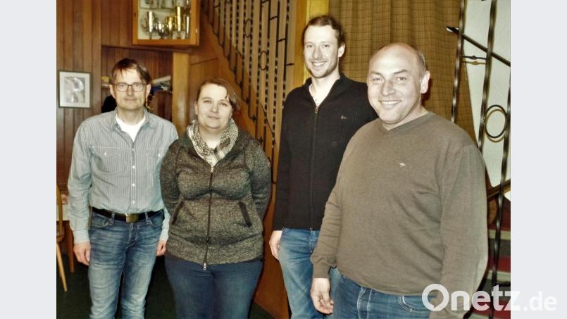 Saskia Bäuml führt zusammen mit Stellvertreter Michael Lehner (Zweiter von rechts) die Vereinsgemeinschaft Kohlberg in den nächsten Jahren. Zweiter Bürgermeister Gerhard List (rechts) und SV-Mitglied Herbert Riedel (links) unterstützen die beiden. Bild: jml