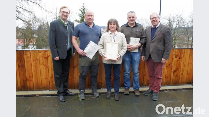 Die Kreisgruppenvorsitzenden Alexander Flierl (links) und Burkhard Graf Beissel von Gymnich (rechts) gratulierten Mark Liebermann (Zweiter von links) und Herbert Fiebak (Zweiter von rechts). Den Glückwünschen schloss sich Ute Ehebauer (Mitte) an. Bild: exb