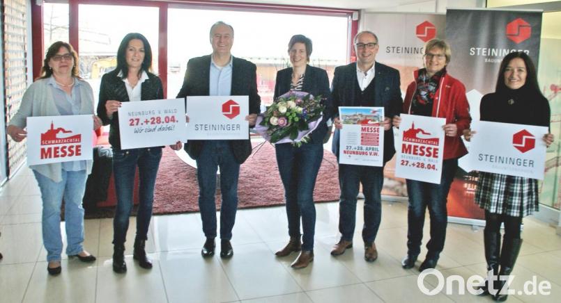 Michaela Dettmann (Bildmitte) beschirmt die Schwarzachtalmesse. Bild: agr