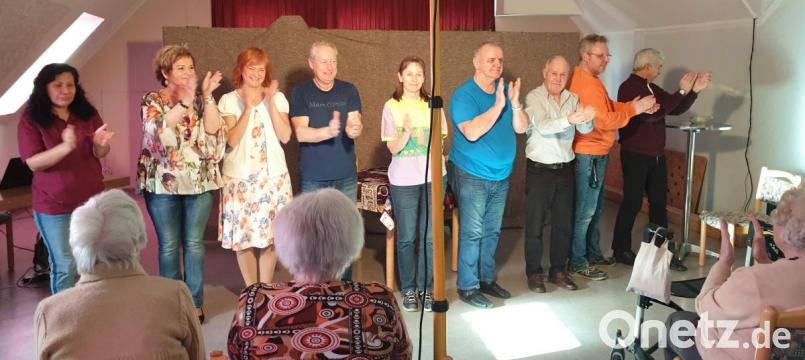 Regisseur Erich Wein (rechts) und sein Ensemble strapazieren bei ihrem Gastspiel im BRK-Seniorenheim St. Barbara mit ihren amüsanten Sketchen die Lachmuskeln ihrer Zuschauer (von links): Jenny Meier-Bardales, Uschi Kederer, Kerstin Ackermann, Erhard Ackermann, Renate Biehler, Hermann Meier, Alfons Wanninger und Andreas Welling. Bild: u