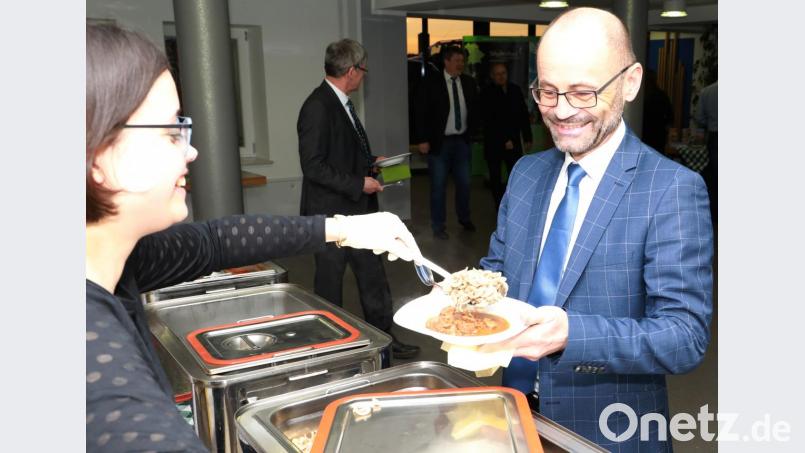 Die Topinambur-Nudeln und Gulasch mit Bio-Rindfleisch aus der Ökomodellregion Steinwald ließ sich auch der stellvertretende Landrat Dr. Alfred Scheidler schmecken. Mit auf dem Bild die Mitarbeiterin der Steinwald-Allianz, Marlene Weiß (links). Bild: njn