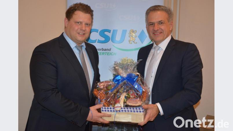 Mit einem Präsent dankte der neue CSU-Ortsvorsitzende Stefan Grillmeier (links) Roland Grillmeier für 20-jähriges Engagement an der Spitze des Ortsverbandes. Einstimmig wurde Roland Grillmeier zum Ehrenvorsitzenden ernannt. Bild: jr