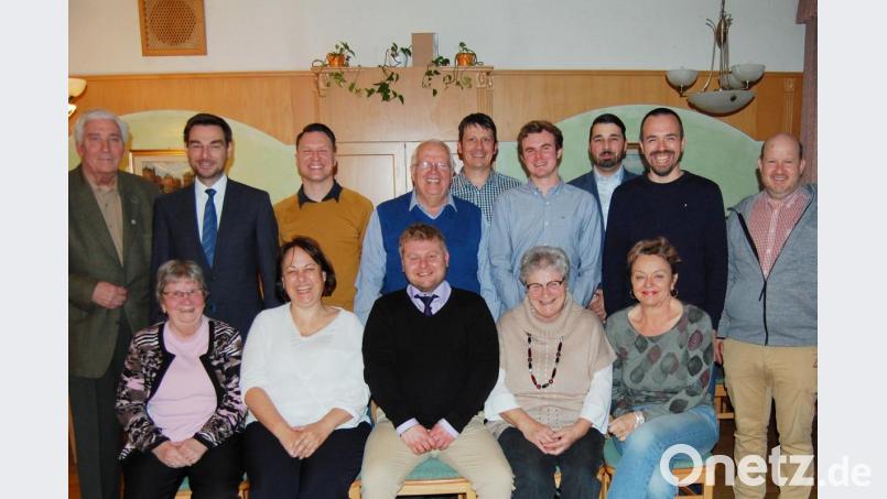 In der CSU-Jahreshauptversammlung erhält Vorsitzender Dominik Baschnagel (vorne, Mitte) erneut das Vertrauen der Mitglieder. Unter seiner Führung wird die Altenstädter CSU außerdem jünger und weiblicher. Bild: sm