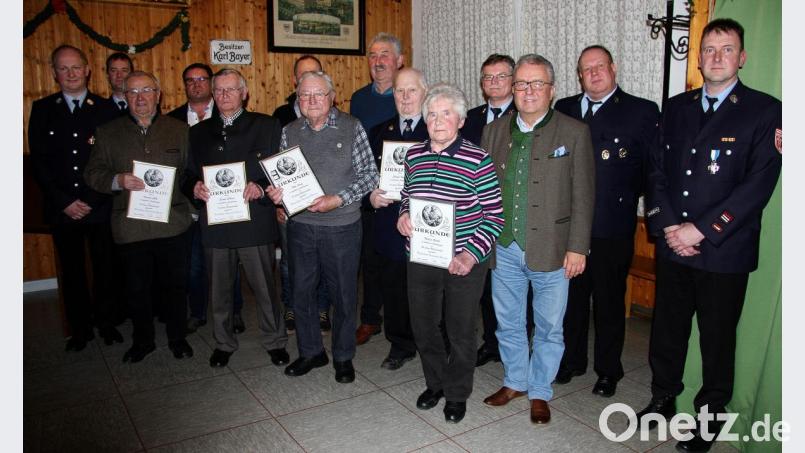 In den Mittelpunkt der Jahreshauptversammlung rückten die Ehrungen langjähriger Mitglieder, denen Vorsitzender Manfred Beer (links) gratulierte. Glückwünsche sprachen auch Kommandant Thorsten Meiler (rechts), Bürgermeister Toni Dutz (Dritter von rechts) und Feuerwehrbeauftragter Helmut Oppl (Vierter von rechts) aus. Bild: wro