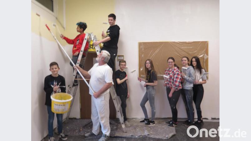 Im Großen und Ganzen war Malermeister Herbert Huber recht zufrieden mit seinen „Lehrlingen“ in der Mittelschule Kemnath. Bild: jzk