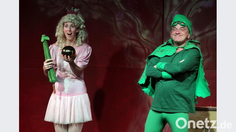 Prinzessin Karotte mit ihrer goldenen Kugel und der Frosch. Beide haben ein Problem miteinander. Bild: Wolfgang Steinbacher