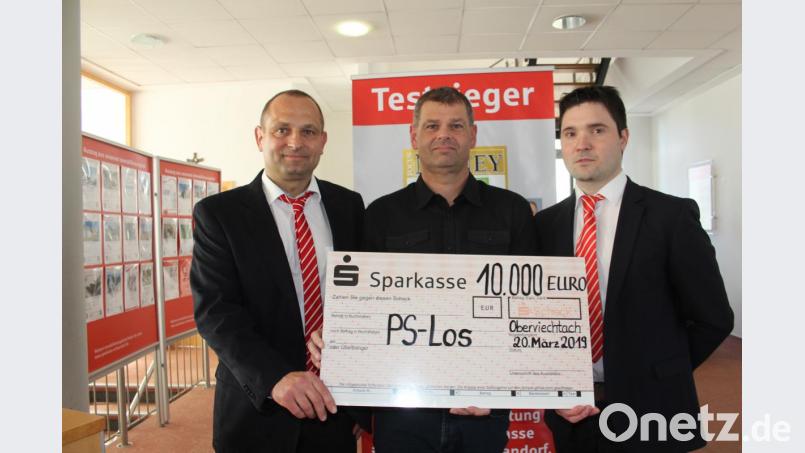 Gebietsdirektor Wunibald Zwack (links) und Kundenbetreuer Christian Meyer (rechts) gratulieren Reiner Hanauer zu seinem Gewinne über 10 000 Euro. Bild: frd