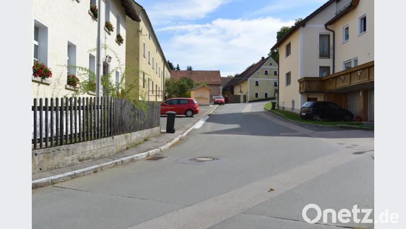 Die Straße am Schlossberg soll bis Weihnachten ein neues Gesicht bekommen. Bild: exb