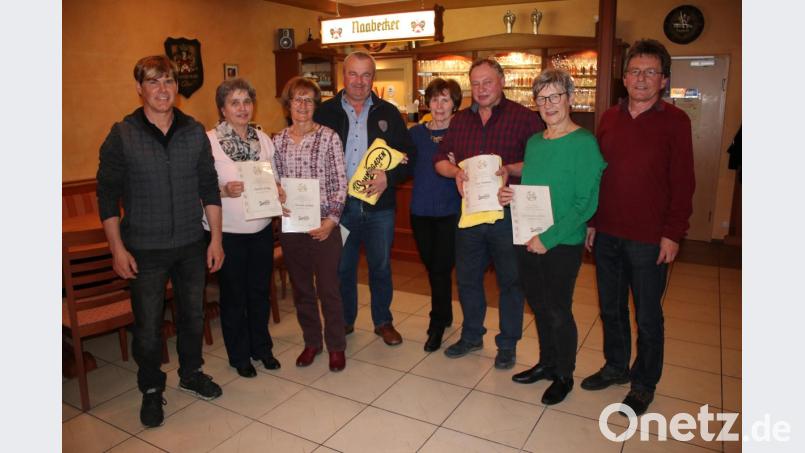 Die Vereinsspitze des TC Schmidgaden zeichnete Mitglieder für 25 Jahre Vereinstreue aus. Bild: ral