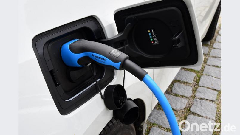 Die Möglichkeiten für E-Autos im Landkreis Neustadt/WN Strom zu tanken, sind noch begrenzt. Archivbild: Petra Hartl