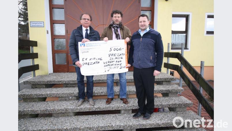 Bürgermeister Werner Walberer (links) und Schatzmeister Andreas Reindl übergeben 5000 Euro an Pfarrer André Fischer. Bild: bjp