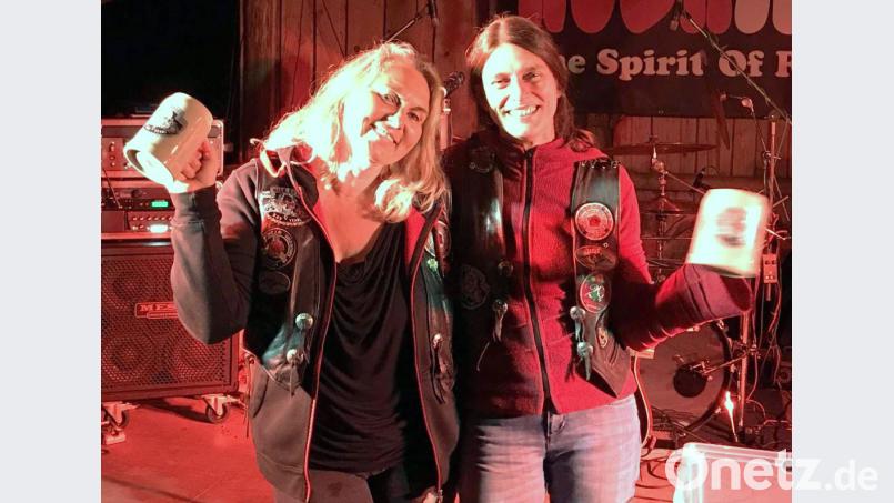 Conny Zaigler (links) und Carola Rösch (rechts) haben vor 25 Jahren den ersten weiblichen Motorrad-Club der Oberpfalz aus der Taufe gehoben. Bild: &quot;Wild Roses&quot;