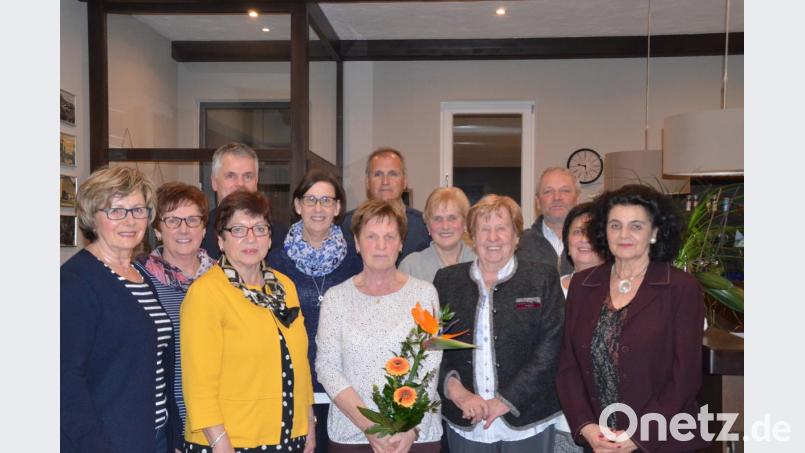 Der Vorstand der Frauen-Union um Annemarie Sladky (Vorne, Mitte, mit Blumen). Marianne Lebegern (Dritte von links) vom Kreisverband gratuliert zur Wiederwahl. Bild: jub