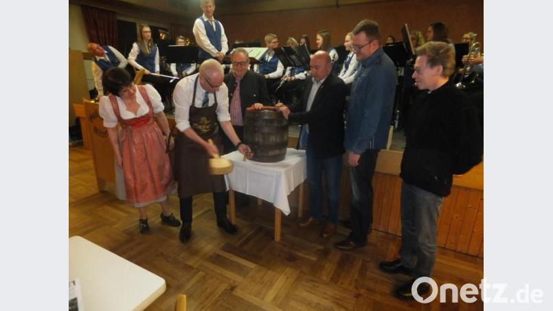 Souverän zapft Bürgermeister Bernhard Lindner unter den Argusaugen von Brauereivertreterin Birgit Reichl (links) sowie Pfarrer Christian Schulz, stellvertretendem CSU-Kreisvorsitzenden Patrick Fröhlich, CSU-Ortsvorsitzendem Georg Götz und Altbürgermeister Hans Kummert (von rechts) das Fass Bockbier an. Bild: ibj