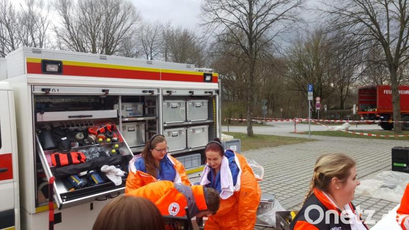 Kräfte der BRK Bereitschaft Kemnath rüsten sich für den Einsatz an der Straubinger Eishalle aus. Bild: mde