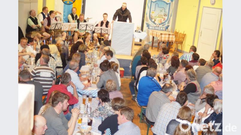 Hans -Jürgen Schlosser in seiner Rolle als Bruder Barnabas vor fast 200 Zuschauer im Weiherner Dorfheim. Bild: slh