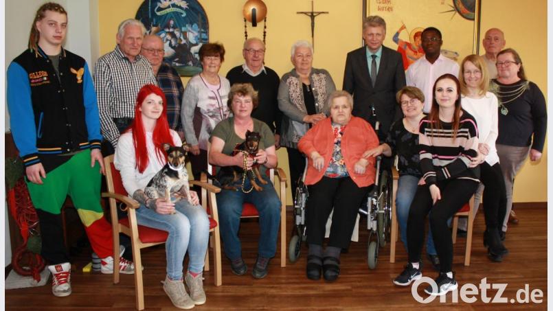 Jubilarin Adelheid Fuchs (sitzend, Dritte von links) feierte im BRK-Seniorenheim Frohnwiesen ihren 80. Geburtstag. Es gratulierten die Familie sowie Bürgermeister Lothar Müller und Pfarrvikar Florent Mukalay Mukuba. Bild: lk