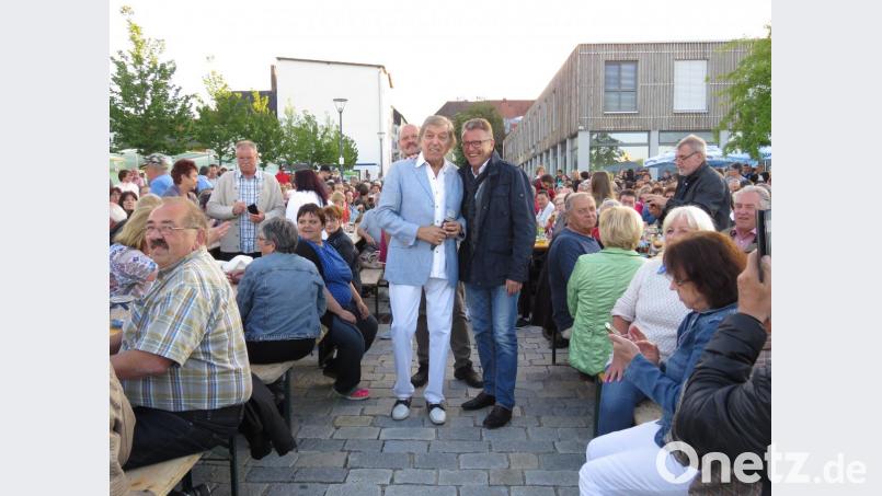 Bata Illic spülte dem Bürgermeister Franz Stahl und der Stadt Tirschenreuth bei seinem Auftritt beim Cooltour-Sommer 2017 gut 5000 Fans in die Kreisstadt. Ein Zugpferd, auf das nicht verzichtet wird. Bild: ubb