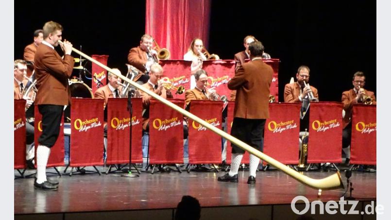 Als „Alphorn-Casanova“ bot Christoph Strobel außergewöhnliche Klänge zu Egerländer Blasmusik. Bild: Dobmeier