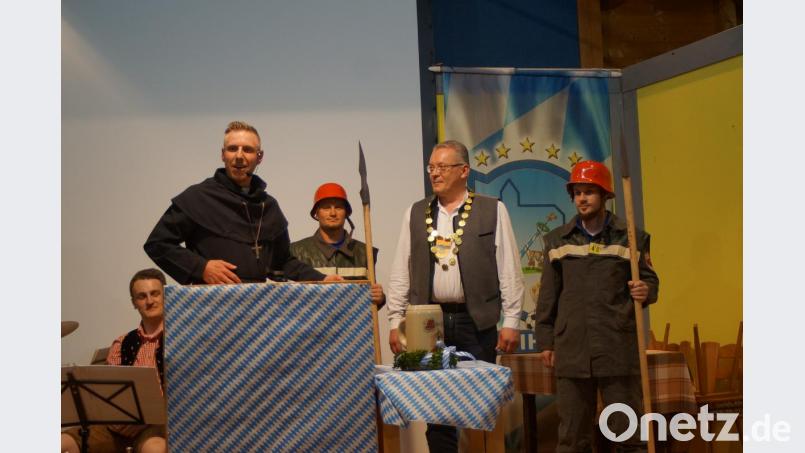 Bruder Barnabas machte nach dem Weiherner „Wexit“ Helmut Schweiger zum neuen Orts-Oberhaupt. Und so erhielt Schweiger auch sofort eine neue Amtskette und eine Leibgarde der Feuerwehr. Bild: slh