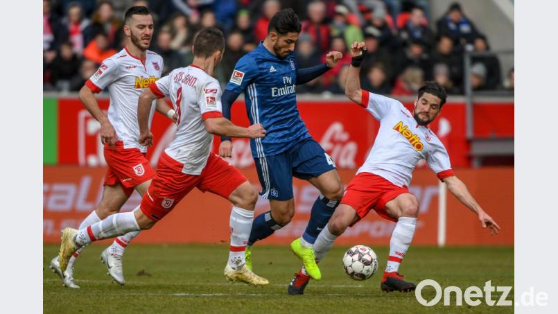 Der Mann haut sich immer voll rein: Oliver Hein (rechts) stand Ende Februar in der Startelf gegen den großen HSV. Die Regensburger siegten mit 2:1 und Hein räumte auf seiner Seite vieles ab. Bild: Armin Weigel/dpa