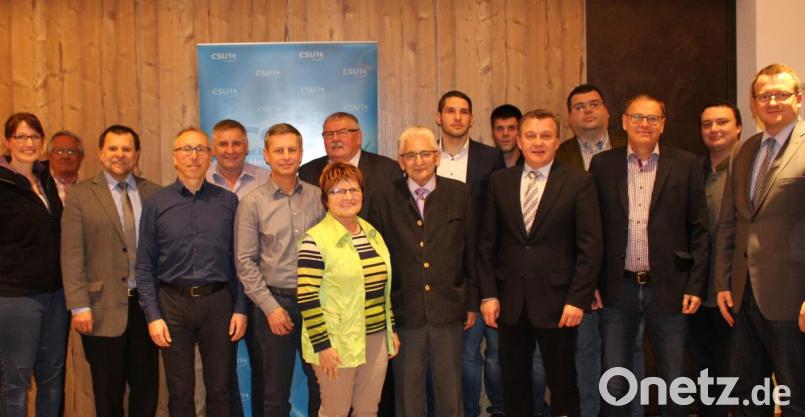 Mit dieser Führungsmannschaft geht die CSU Sulzbach-Rosenberg um Vorsitzenden Patrick Fröhlich (rechts) in die nächsten zwei Jahre. FU-Vorsitzende Nicole Selendt (links), Zweiter Bürgermeister Günter Koller (Dritter von links), Arbeitskreisvorsitzender Florian Bart (Siebter von rechts), Fraktionsvorsitzender Stefan Morgenschweis (Fünfter von rechts), Kreisgeschäftsführer Stefan Frank (Vierter von rechts) sowie JU-Vorsitzender Max Klose (Zweiter von rechts) gratulierten der neu gewählten Vorstandschaft. Bild: exb