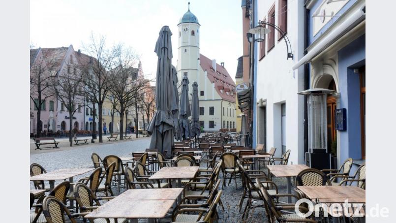Die Außengastronomie in der Altstadt bleibt erst einmal so wie sie ist. Kein einheitliches Mobiliar, kein Verbot von Heizpilzen. Die Verwaltung soll auf der Grundlage der Diskussion neue Vorschläge erarbeiten. Bild: Stephan Huber