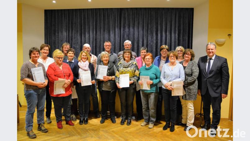 Vorsitzende Marion Schlosser (links), Bürgermeister Hermann Falk ( hinten, Vierte von links) und Landrat Richard Reisinger (rechts) danken den Geehrten für die Treue zu den Blumen- und Gartenfreunden Ehenfeld. Bild: fdl