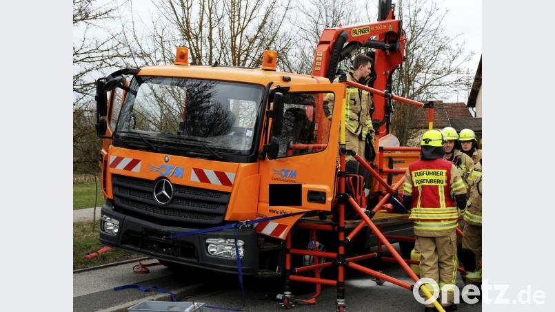 Da hatte der Lkw-Fahrer wohl vergessen, seinen Kran einzufahren, und rammte die Eisenbahnbrücke: Das rote Gestänge, die Bergungsplattform, diente zur sicheren Rettung des Fahrers durch die Feuerwehr Rosenberg. Bild: gf