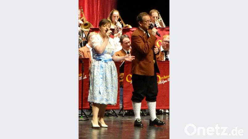 Im Gesang glänzten und ergänzten sich Orchesterleiter Holger Mück und Moderatorin Sandra Spindler. Bild: Dobmeier