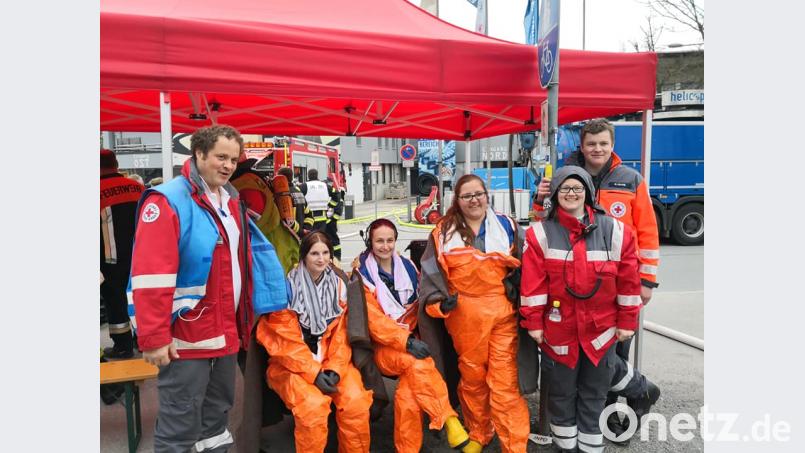 Der Fachdienstleiter „CBRNE“, Markus Heining, Anita Schraml, Susanne Staufer, Patricia Oettl, Annika Arnold und Max Franz (von links) von der BRK-Bereitschaft Kemnath nach dem Gefahrstoffeinsatz in Straubing. Bild: mde