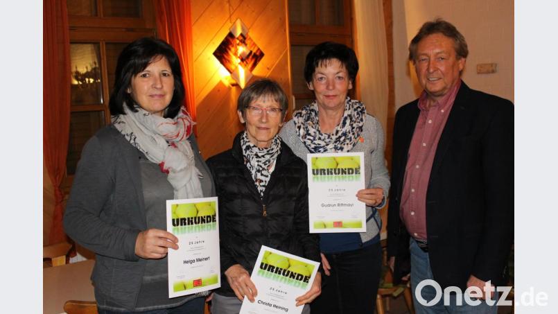 Vorsitzender Herbert Pscherer (rechts) zeichnete für 25 Jahre Mitgliedschaft beim TC Waldershof Helga Meinert, Christa Heining und Gudrun Rittmayer (von links) aus. Bild: fphs