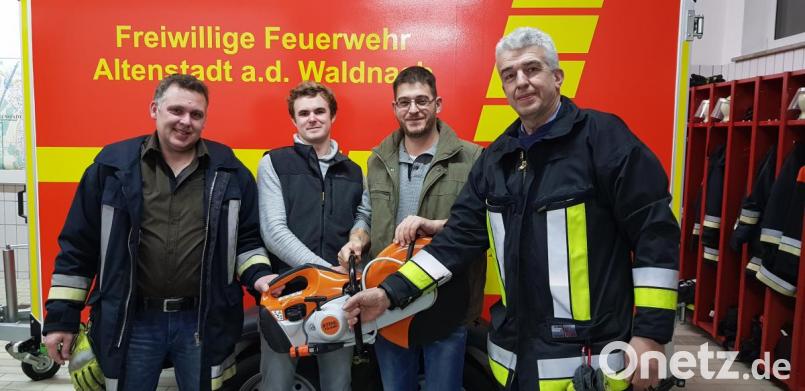 Kommandant Gottfried Amschl (rechts) und Stellvertreter Markus Lindner (links) freuen sich über die Unterstützung von Helmut Weiß (Zweiter von rechts). Bild: adj