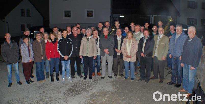Viele Gratulanten empfing Adolf Pollack (vorne, Mitte) an seinem 80. Geburtstag. Alles Gute wünschten Vertreter der Gemeinde und der Pfarrei sowie Mitglieder des OWV, des TSV und der Blaskapelle Ernestgrün. Bild: enz