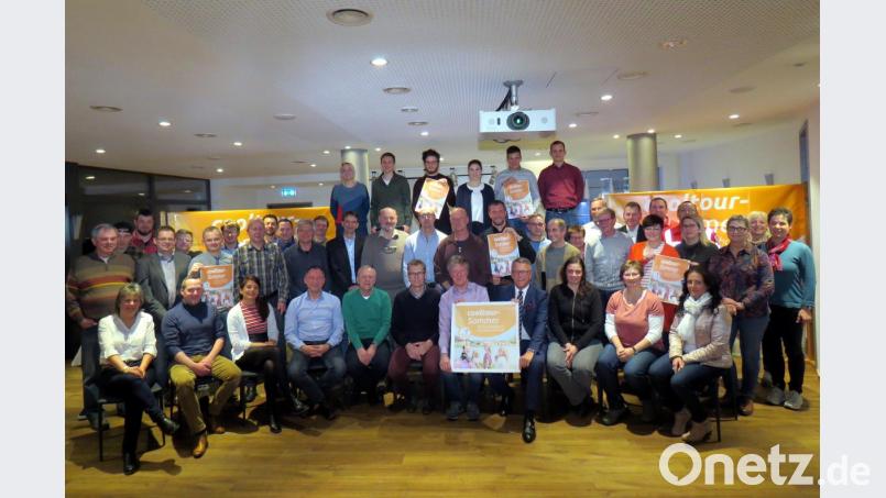 Über 50 Mitveranstalter waren bei der Präsentation des „cooltour“-Sommers 2019 dabei. Förderverein-Vorsitzender Vinzenz Rahn und Bürgermeister Franz Stahl (Mitte mit Plakat) konnten sich nicht genug bei allen Mitwirkenden bedanken, die zum gelingen des Events beitragen. Bild: ubb
